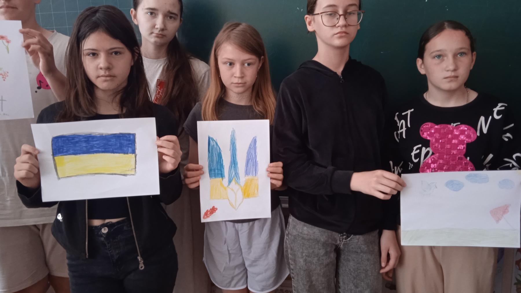 Учні Антипівської гімназії під час заходу до Дня Героїв України