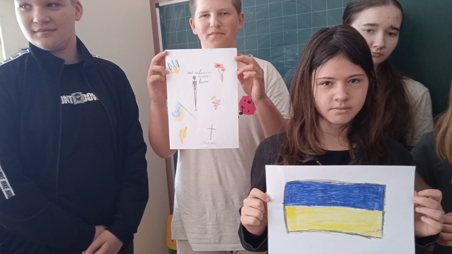 Школярі переглядають матеріали про захисників України