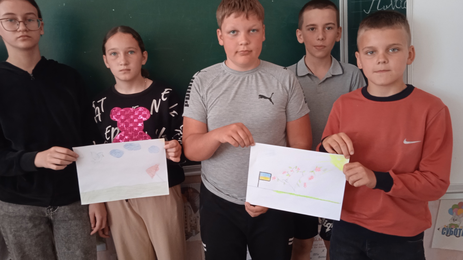 Учні беруть участь у вікторині до Дня Героїв України