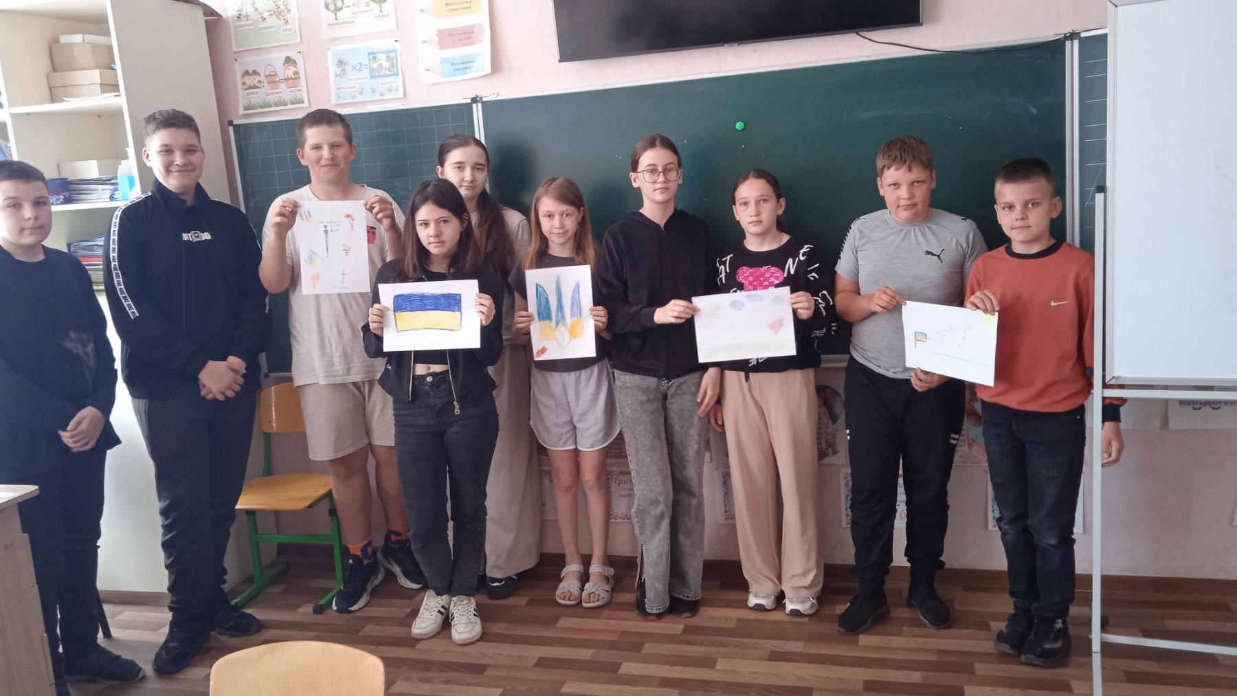 Учні 5, 6 та 9 класів працюють над асоціаціями до слів патріотизм і героїзм
