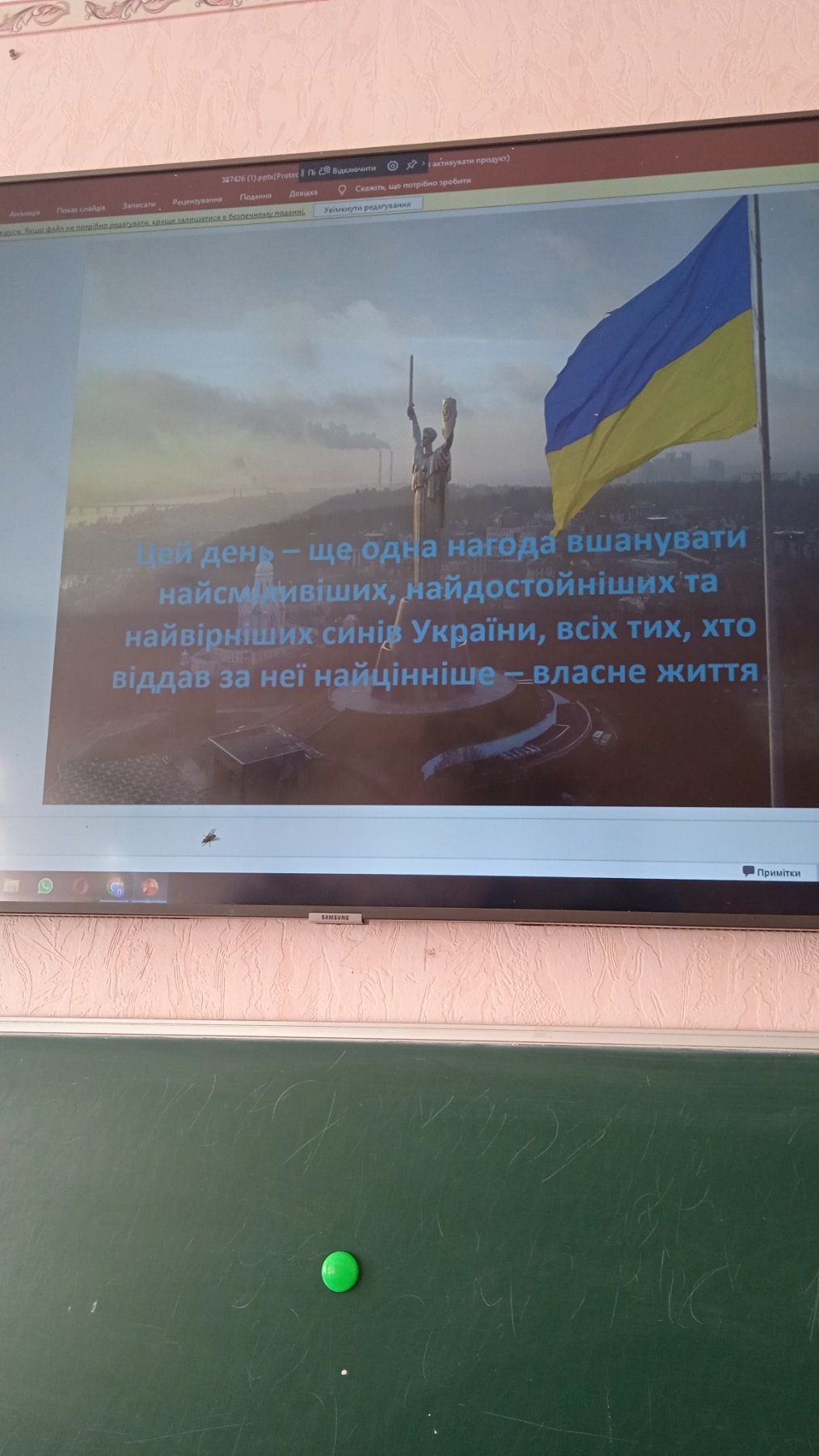 Школярі відтворюють асоціації на папері під час заходу