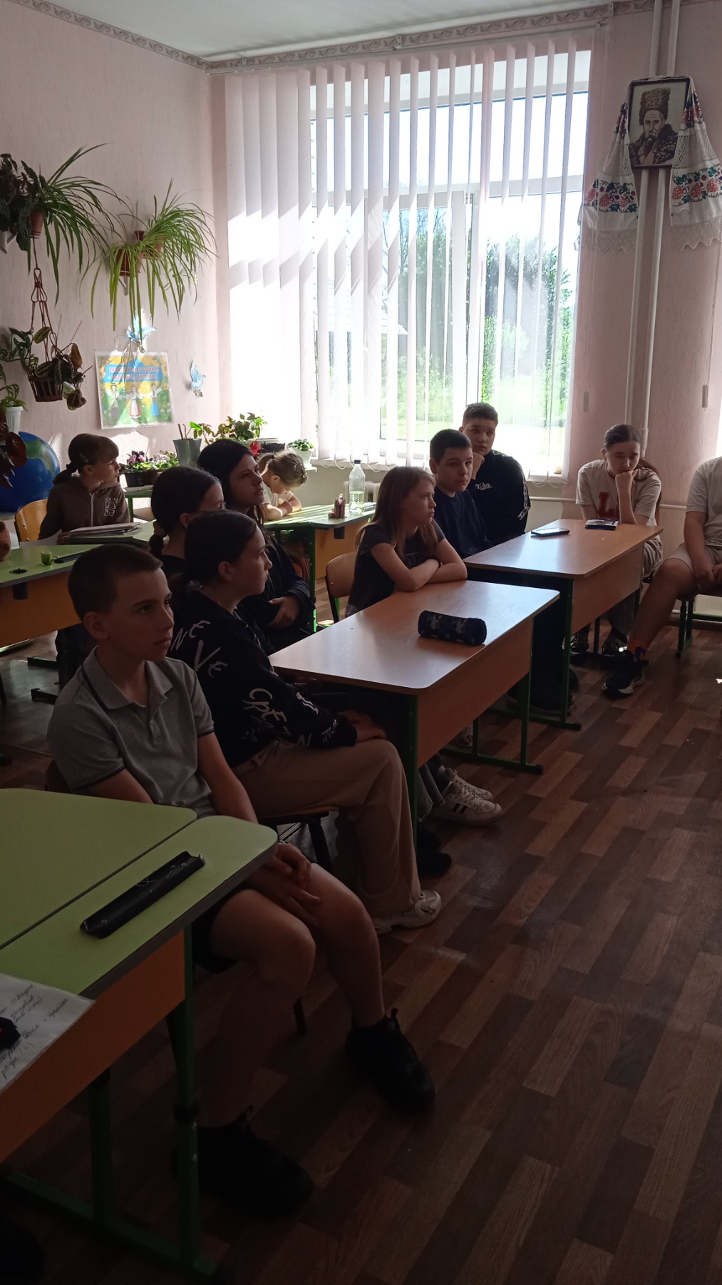 Учні презентують асоціації зі словами патріотизм та героїзм