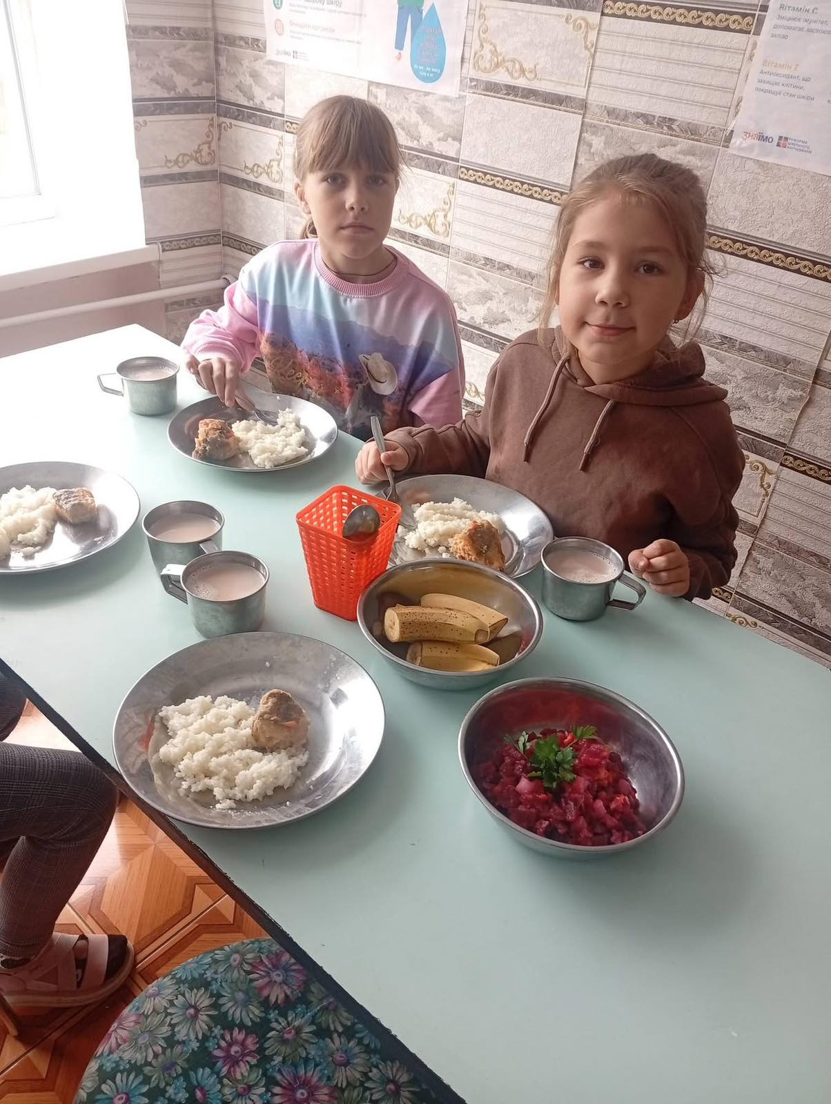 Учениці під час корисного шкільного обіду