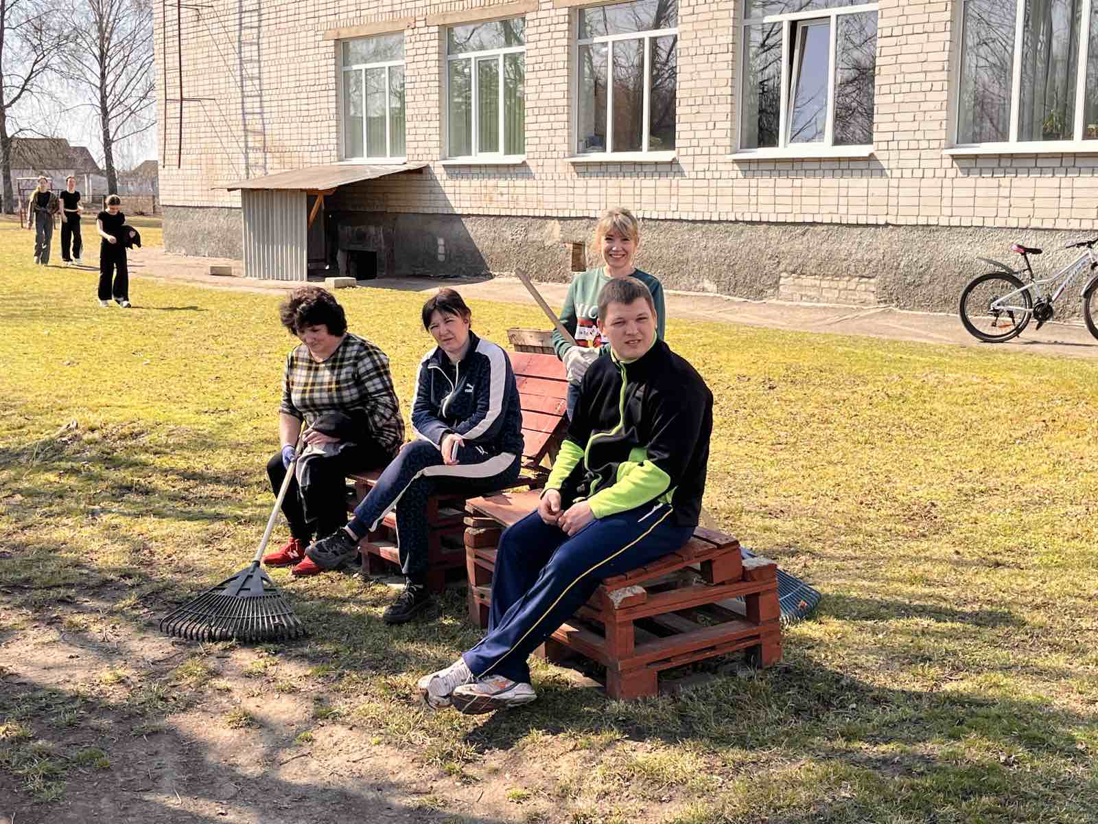 Учні та педагоги під час шкільного суботника