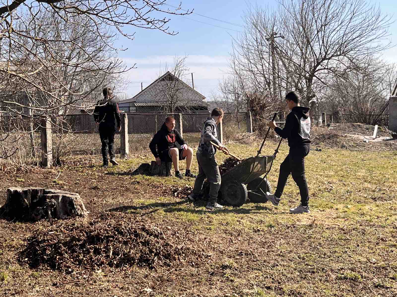 Шкільний суботник на території гімназії