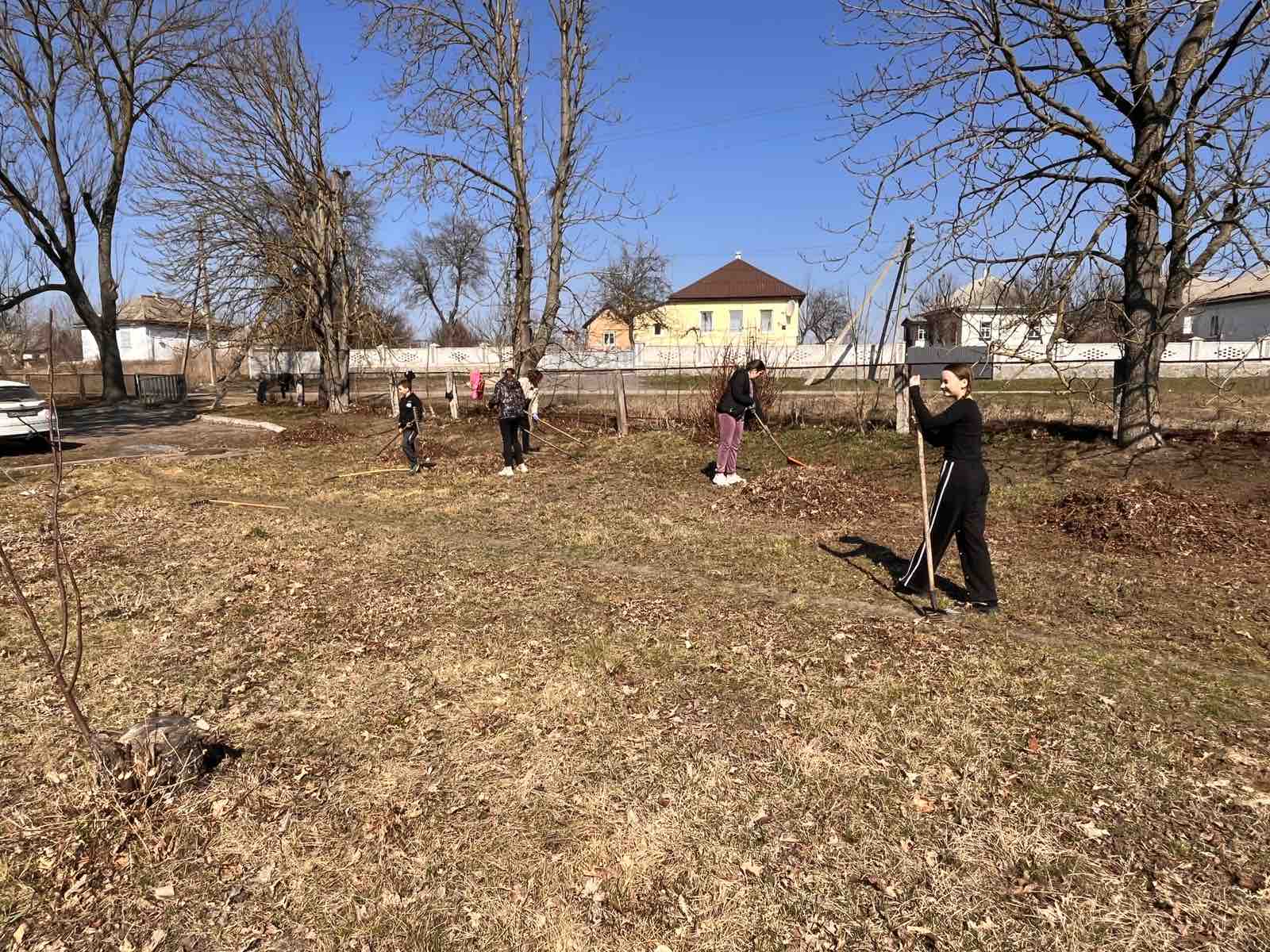Учні прибирають територію біля школи