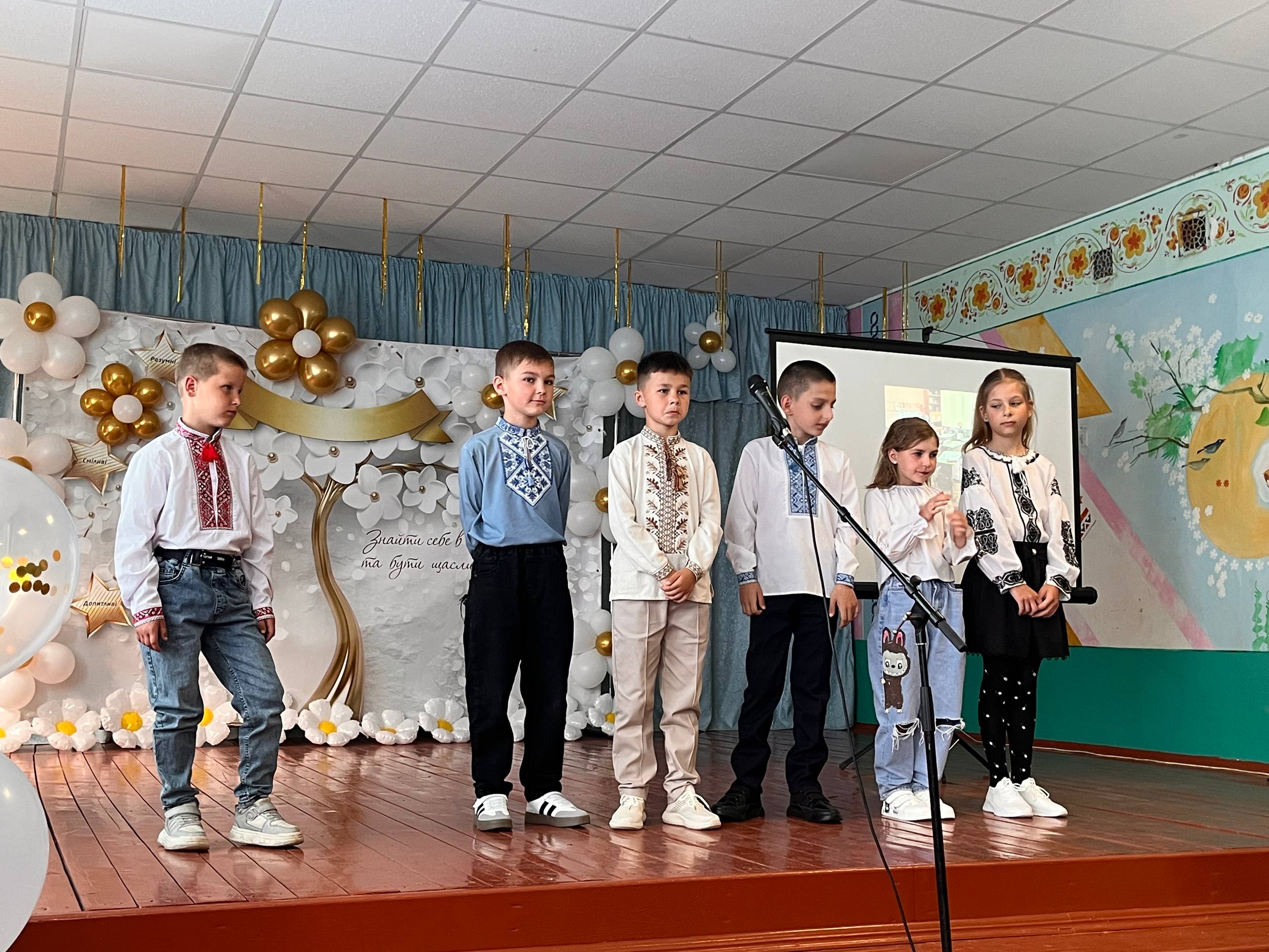 Учні 4 класу Антипівської гімназії під час святкового дня