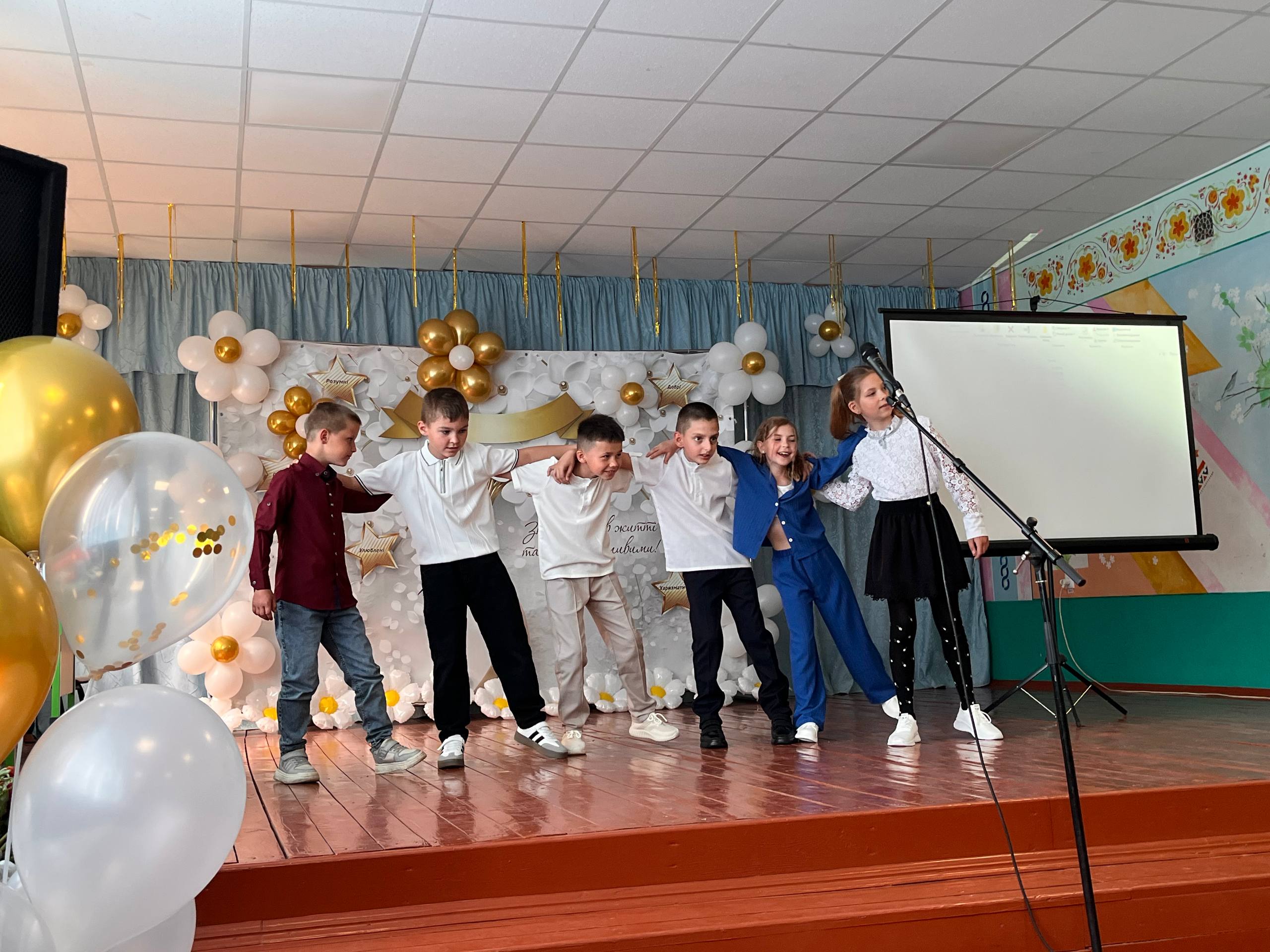 Святкова атмосфера випуску 4 класу
