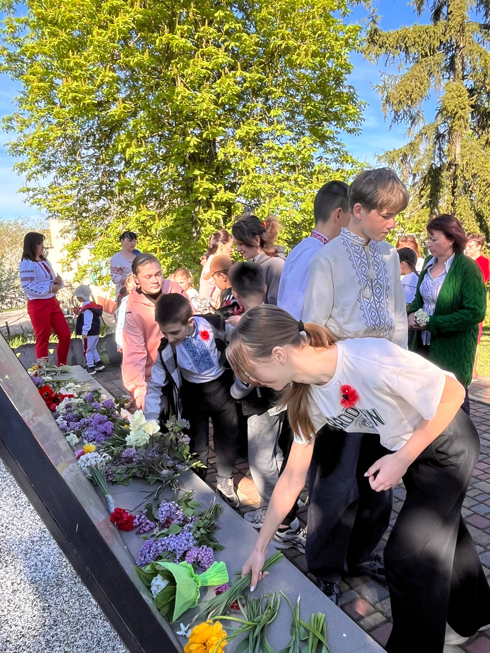 Учні та педагоги Антипівської гімназії під час покладання квітів 8 травня