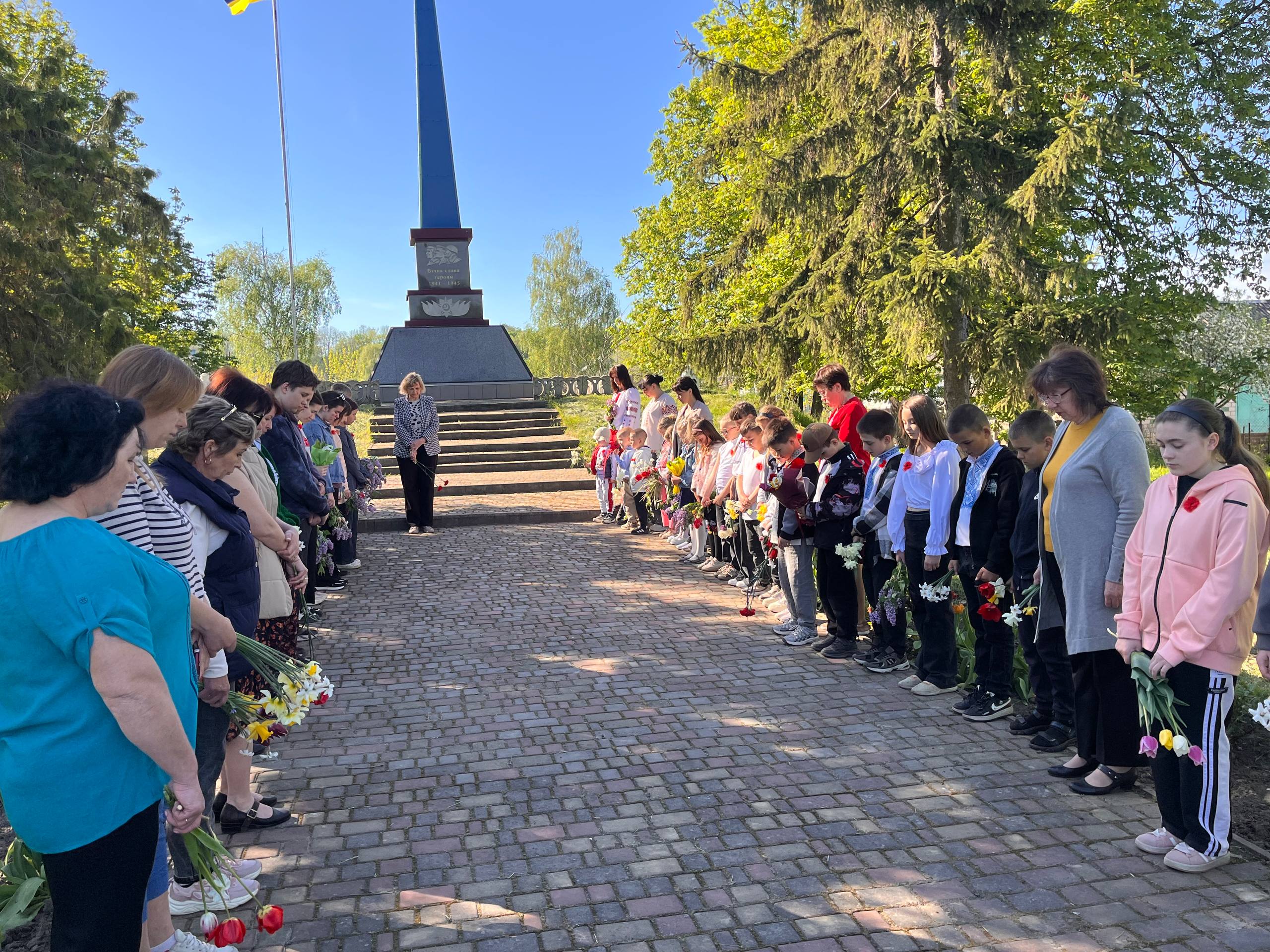 Школярі та педагоги під час пам'ятного заходу