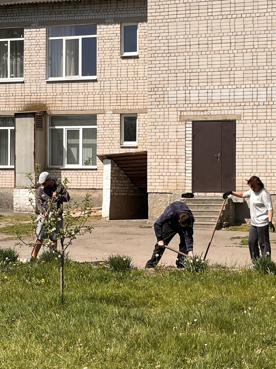 Педагоги та учні Антипівської гімназії під час суботника 8 травня